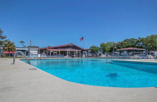 Surf City 2BR Model Home with Pool and Boat Ramp Access - Foto 7