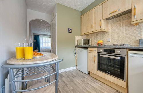 Solihull 2-Bed Flat with Parking-Ideal for Contractors, Business, Long Stays - Photo 14