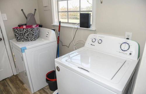 Classic Colonial Home near Main Street - Foto 34