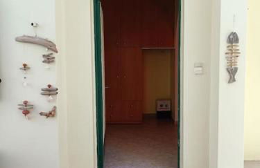 Detached house with a lovely yard 5' walk from Metro Station Agios Dimitrios and METRO MALL - Foto 6