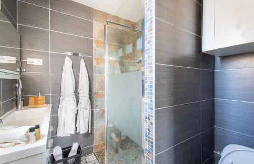 GuestHouse La Costière - logements indépendants - espace piscine jacuzzi - Foto 4