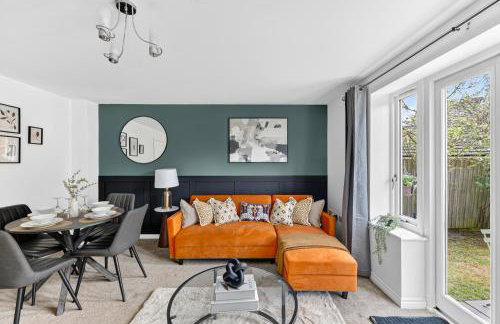 Stylish 3 Bedroom House - Excellent Location - Free Parking, Garden, Fast Wifi, Work Space and Self-Check-In by Yoko Property - Foto 28