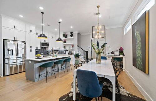 Black House - Downtown Elegance with HotTub and King Beds - Foto 13