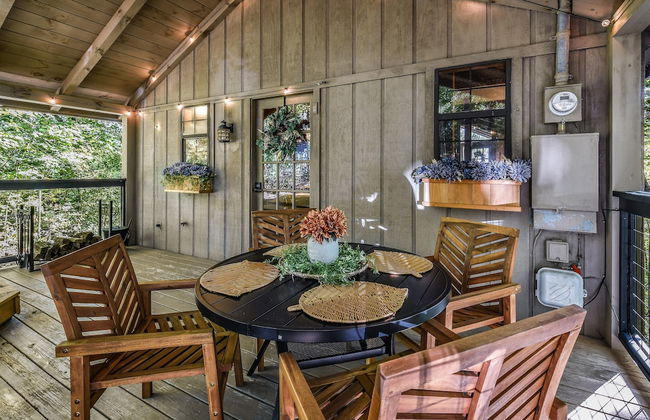 Cliff Haven 1 Bedroom Cabin by RedAwning - Photo 32