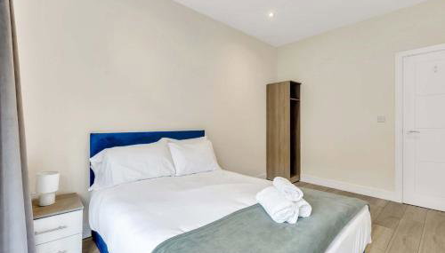 City Service Lets - Ground Floor 2 Bed Apartment in Cheam Village with Free Parking and Easy London Access - Foto 4, towels, wardrobe