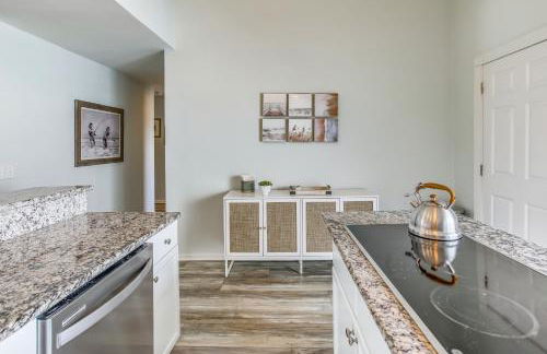 Salt and Light Oceanfront Condo with Pool and Elevator - Foto 10