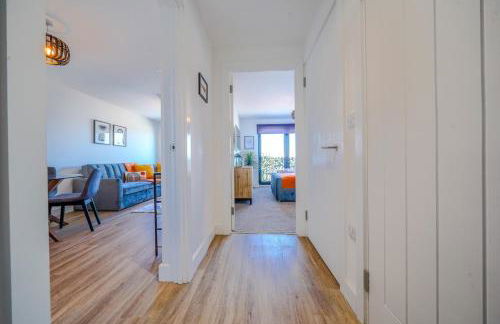 Stylish City Apartment with Juliette Balcony, Retro Games & Fast WiFi - Foto 12