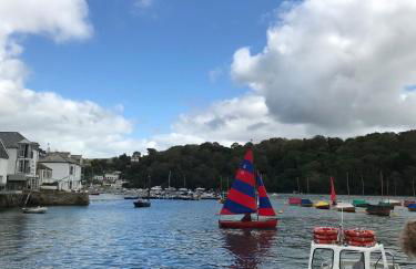 Corn Barn at East Trenean Farm -Luxury Cornish Barn Conversion sleeping 8 with hot tub, private garden, rural views and EV facilities - Foto 38