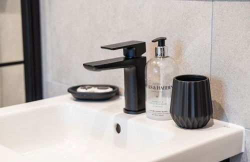 Luxury 2 Bed Apartment, with a balcony city & canal view in Manchester City Centre! - Foto 23