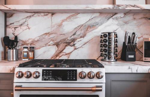 @ Marbella Lane - Vibrant & Chic Designer Home - Photo 18