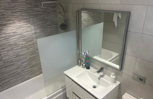 Stunning 3 bedroom Large House in Great Location - Foto 17