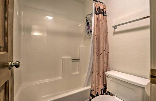 Fireplace and Stream Access Cozy Grand Lake Retreat - Foto 17