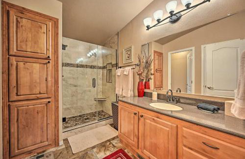 Near Hiking Munds Park Cabin with Deck and Yard - Foto 14