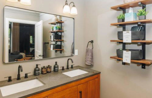 NEW Unique Stay w King Beds and Private Hot Tub - Foto 21