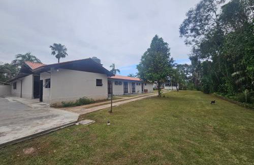 Casa Enorme para 12 pessoas, 4 suites e um fundo com 18mil metros de mata e um pier no rio que sai para o mar-Internet 100MB - Photo 5