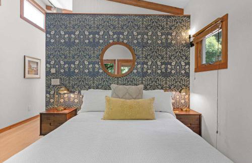 Serene Retreat with Hot Tub - Fire Pit - Deck - Foto 20