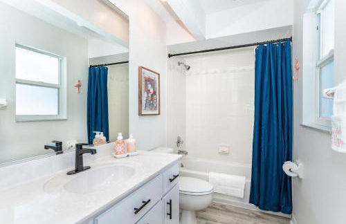 Beautiful Spacious Home! Close to Beaches - HEATED Private Pool - Foto 32