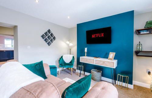 Castle Views cottage in historic village & woodfired hot tub - Photo 15