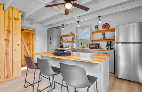 Charming 2BR with Fire Pit on Farm - 10 Min to Wharf - Foto 8