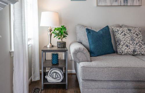 Fully Fenced & Stylish 3BR Near LakePoint Sports - Foto 9