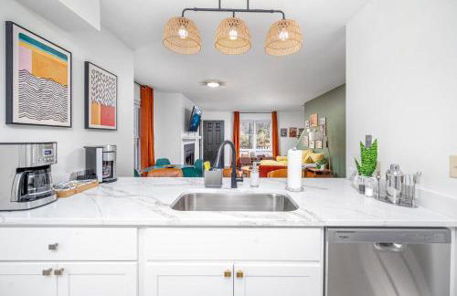 Color Pop Cottage Stylish 2BR with 2 Parking Spots - Foto 27