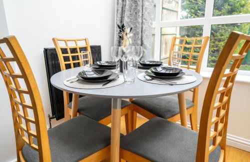 5 Min to Heathrow & Uxbridge Station with Parking - Photo 3