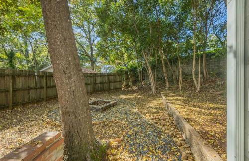 Classic City Apartment w Firepit - Photo 18