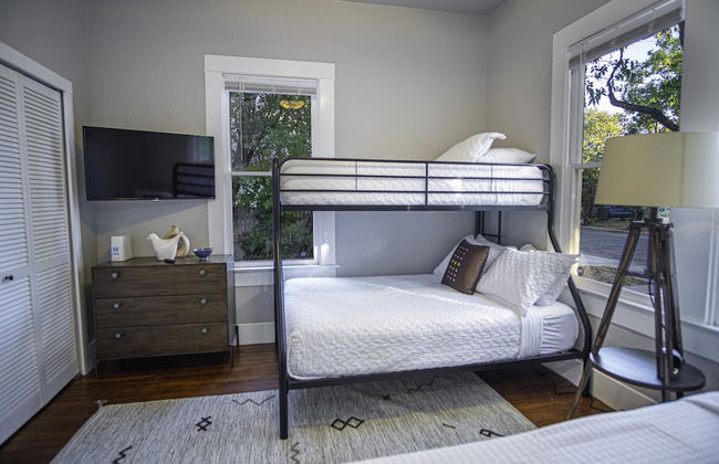 Chic Downtown Farmhouse With Garden and BBQ Grill - Foto 5