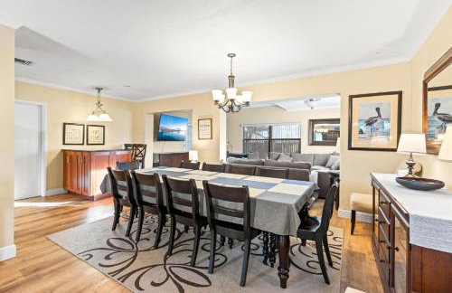 SAND CASTLE-Fun For Big Groups-Walk to Beach, Heated Pool, Lanai - Foto 11