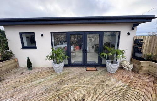 The Hide Away By The Garden Spa Stays - Hot Tub - Foto 19