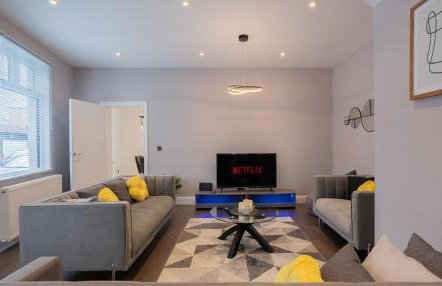 Spacious 3BR Home by D3 Short Stay, Sleep 9, Free WIFI & Parking - Foto 2