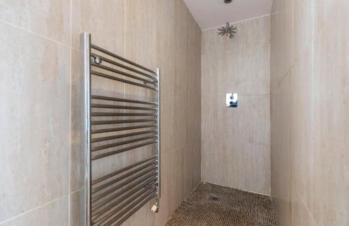 Stunning Bishop Auckland House with 5-bedrooms & 8 Beds Sleeps 12 with Free Parking by PureStay - Foto 60