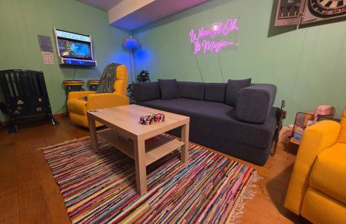 Blue Boho Music and Meme House Four Bedroom Home with Arcade near Westport Plaza - Foto 19