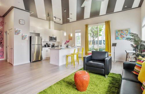 Lux House Of Champagne 2BR 2BA Free Parking & Wifi - Photo 4