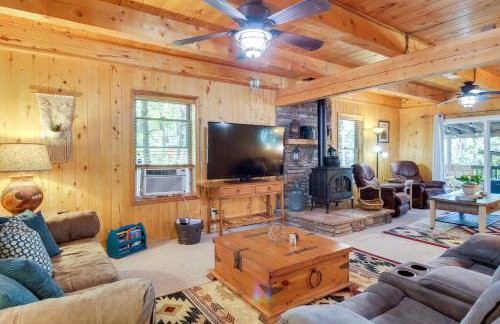 Hot Tub and Games! Lakeside Sherwood Forest Cabin - Foto 4