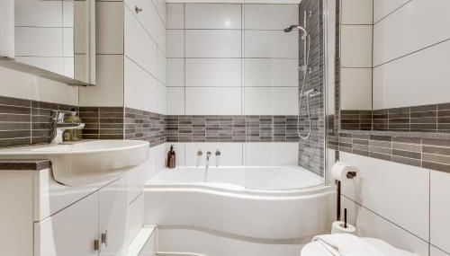 Apt , city centre, up to 5 guests, free pkg , Perfect for long stays - Foto 5