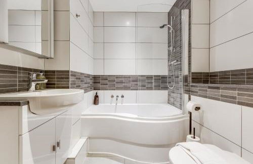 Apt , city centre, up to 5 guests, free pkg , Perfect for long stays - Foto 5