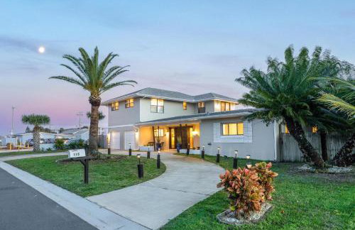 SAND CASTLE-Fun For Big Groups-Walk to Beach, Heated Pool, Lanai - Foto 1