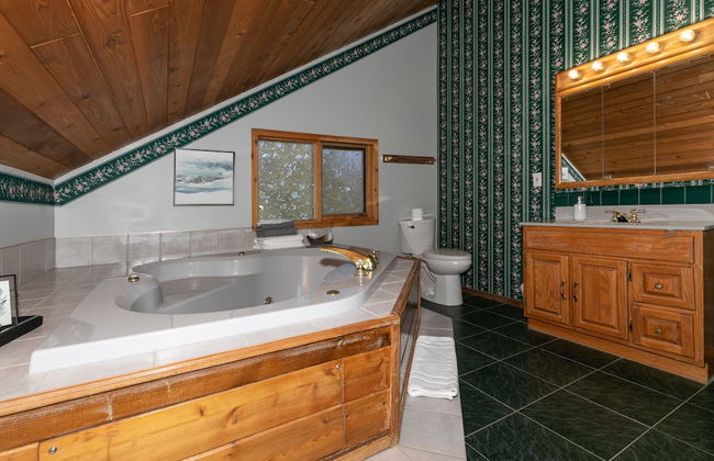Dream 4-Br 4-Ba Chalet | Private Hot Tub | 2 min to Jasper National Park Gates - Photo 24