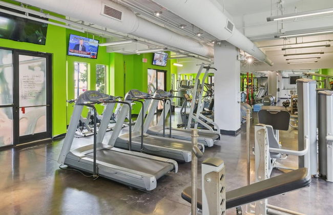 Vibrant 2-Story Apartment with Apple TV - Foto 21