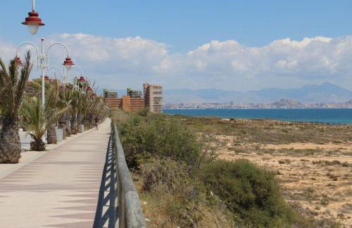 Bonita casa en urbanización privada muy cerca del mar y de Alicante - Foto 36