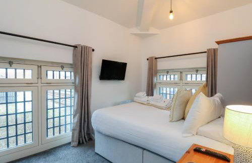 Evening Star Engine Shed - Photo 18