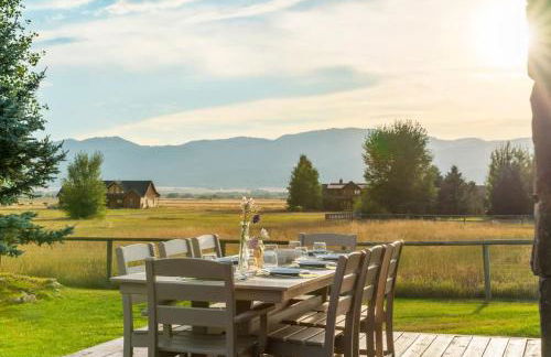 Family Fun Fireplace & Huge Deck - Photo 2