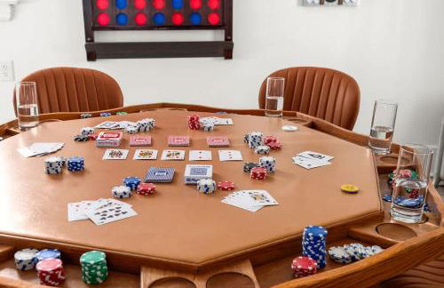 Whole House Near NYC and Transit with Game Room Fire Pit and King Bed - Foto 3