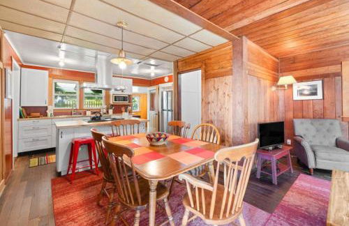 Historic Oceanside Cabin with Peek-a-boo views dog friendly - Foto 17