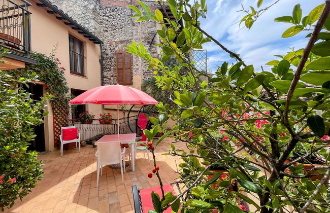 Central Spoleto Apartment With Large Sunny Terrace With Views - Photo 47