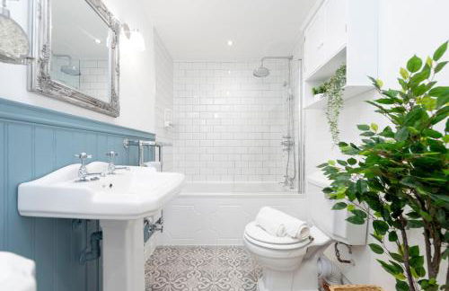 Sleeps 6. Free Wifi. Free Parking central location. - Photo 28