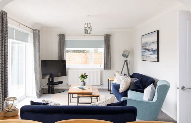 Coastal Retreat for 8 With Hot Tub - Walk to Beach - Foto 17