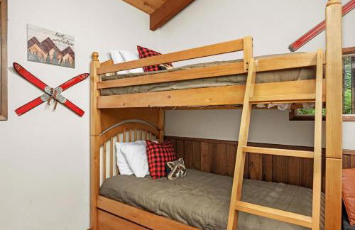 ZigZag Basecamp · Cozy Cabin Perfect for Nature Escapes w/ Hot Tub - Photo 23