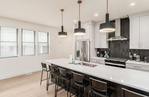 Luxury Escape 4BR 3 bath Oasis in Historic Old Town - Foto 4